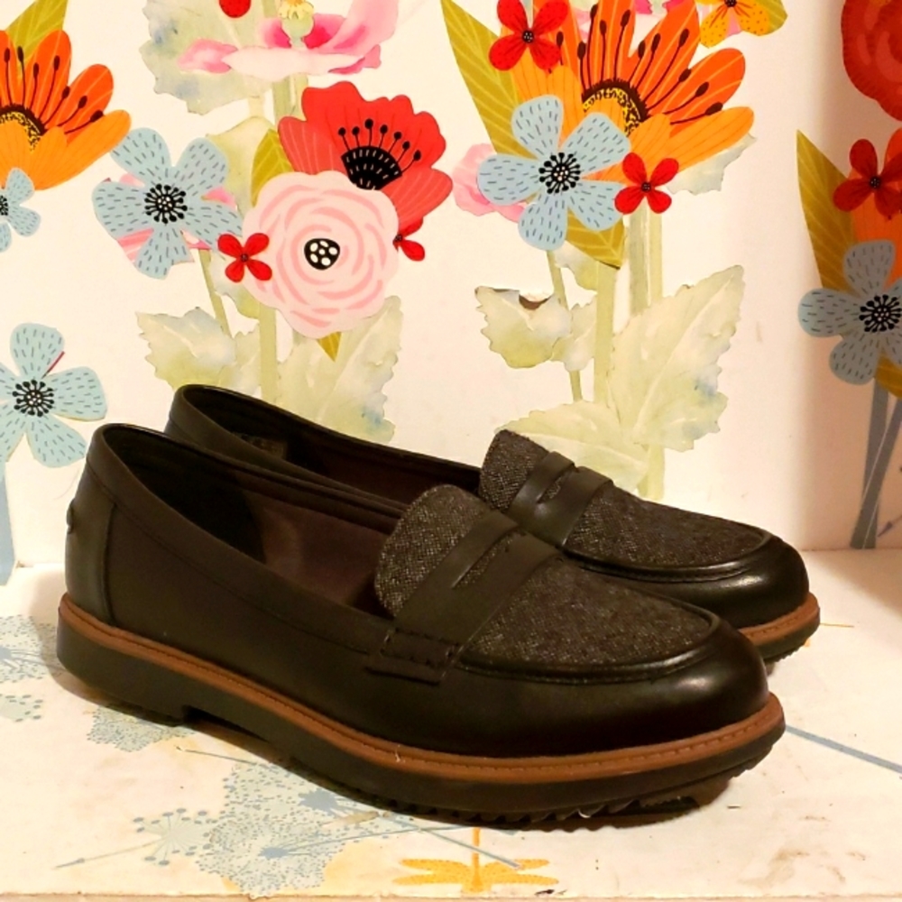 Clarks collection black leather loafers
